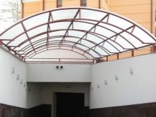 Козырьки над крыльцом из поликарбоната: разновдности, монтаж