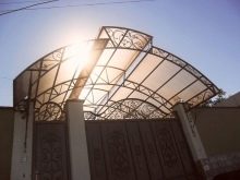 Козырьки над крыльцом из поликарбоната: разновдности, монтаж