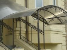 Козырьки над крыльцом из поликарбоната: разновдности, монтаж