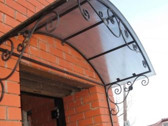 Козырьки над крыльцом из поликарбоната: разновдности, монтаж