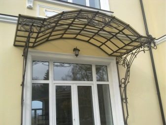Козырьки над крыльцом из поликарбоната: разновдности, монтаж