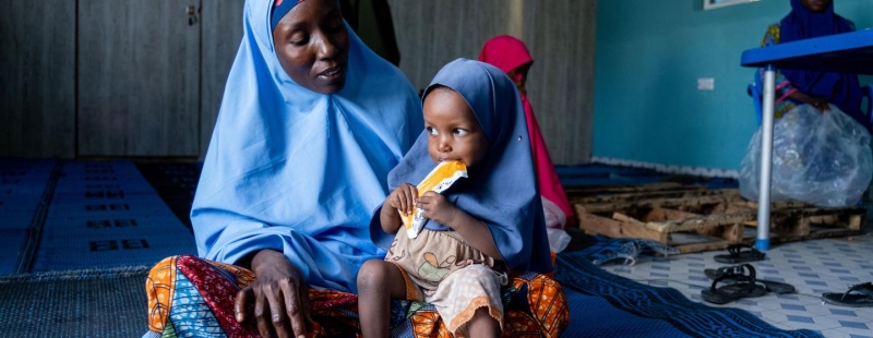 Двухлетняя девочка получает пищевые добавки в медицинском центре на севере Нигерии.