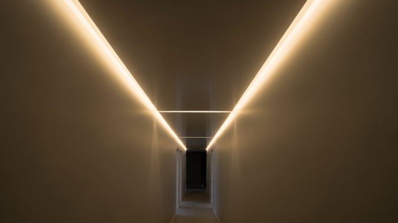 LED-лента в нише для рассеянного света Закарнизная подсветка натяжного потолка